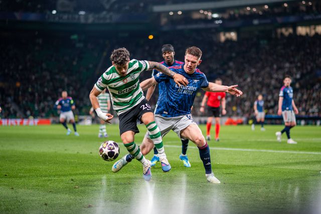 Maxi Araújo em duelo com Viktor Gyokeres no Sporting-Arsenal