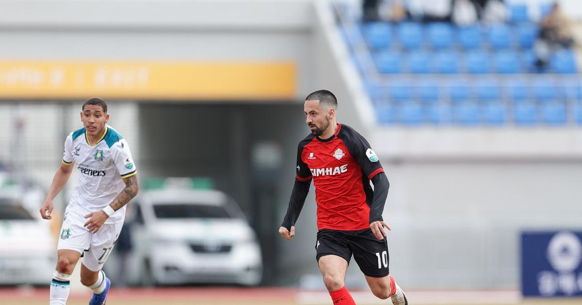 «Se o treinador me dá uma dura, peço ao tradutor para não traduzir à letra»