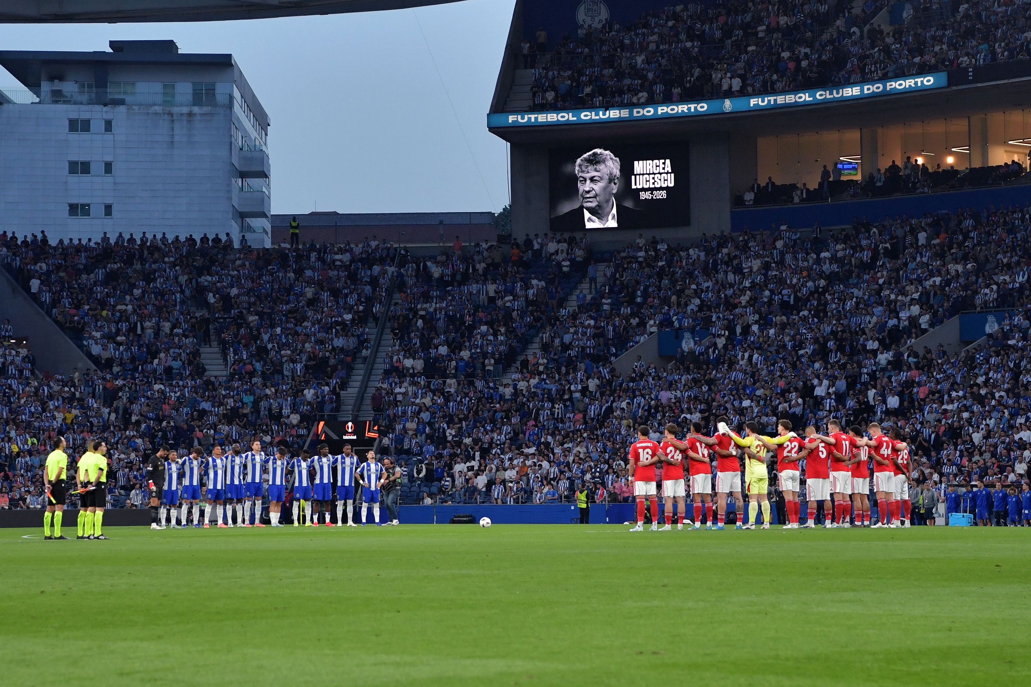 Cumpriu-se um minuto de silêncio em memória de Mircea Lucescu. Foto: Rogério Ferreira/Kapta+ (FC Porto-Nottingham Forest)