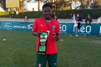 José Garrafa com o prémio de MVP - Foto: D. R.