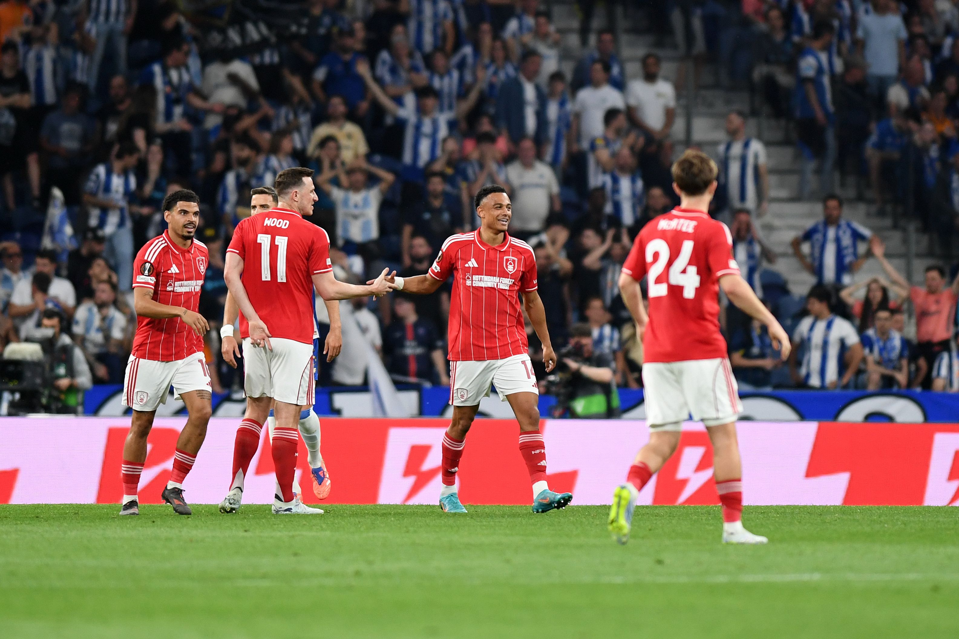 Jogadores do Forest fazer a festa após o autogolo de Martim Fernandes. Foto: Rogério Ferreira/Kapta+ (FC Porto-Nottingham Forest)