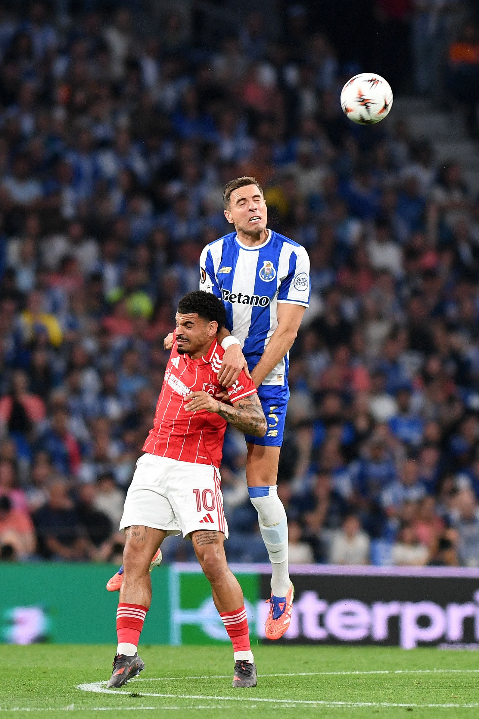Bednarek ganha nas alturas. Foto: Rogério Ferreira/Kapta+ (FC Porto-Nottingham Forest)