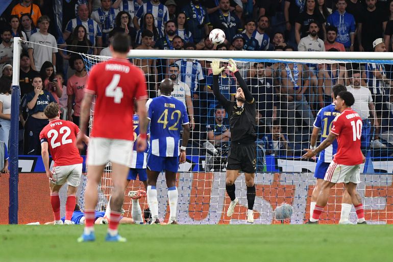 Diogo Costa agarra a bola. Foto: Rogério Ferreira/Kapta+ (FC Porto-Nottingham Forest)