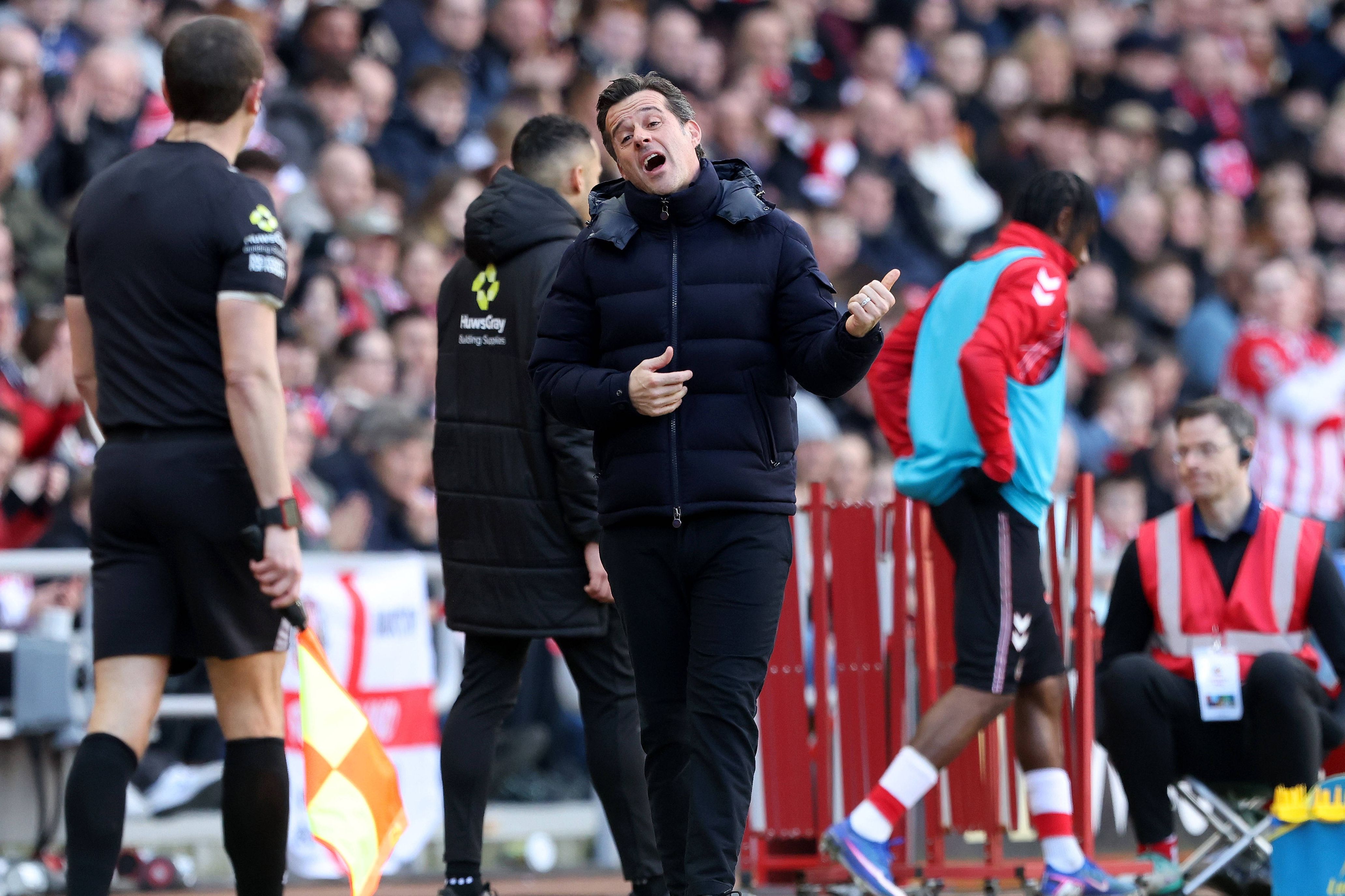 Marco Silva, treinador português do Fulham, a falar com o quarto árbitro