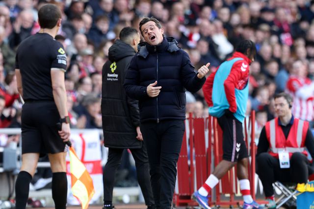 Marco Silva, treinador português do Fulham, a falar com o quarto árbitro