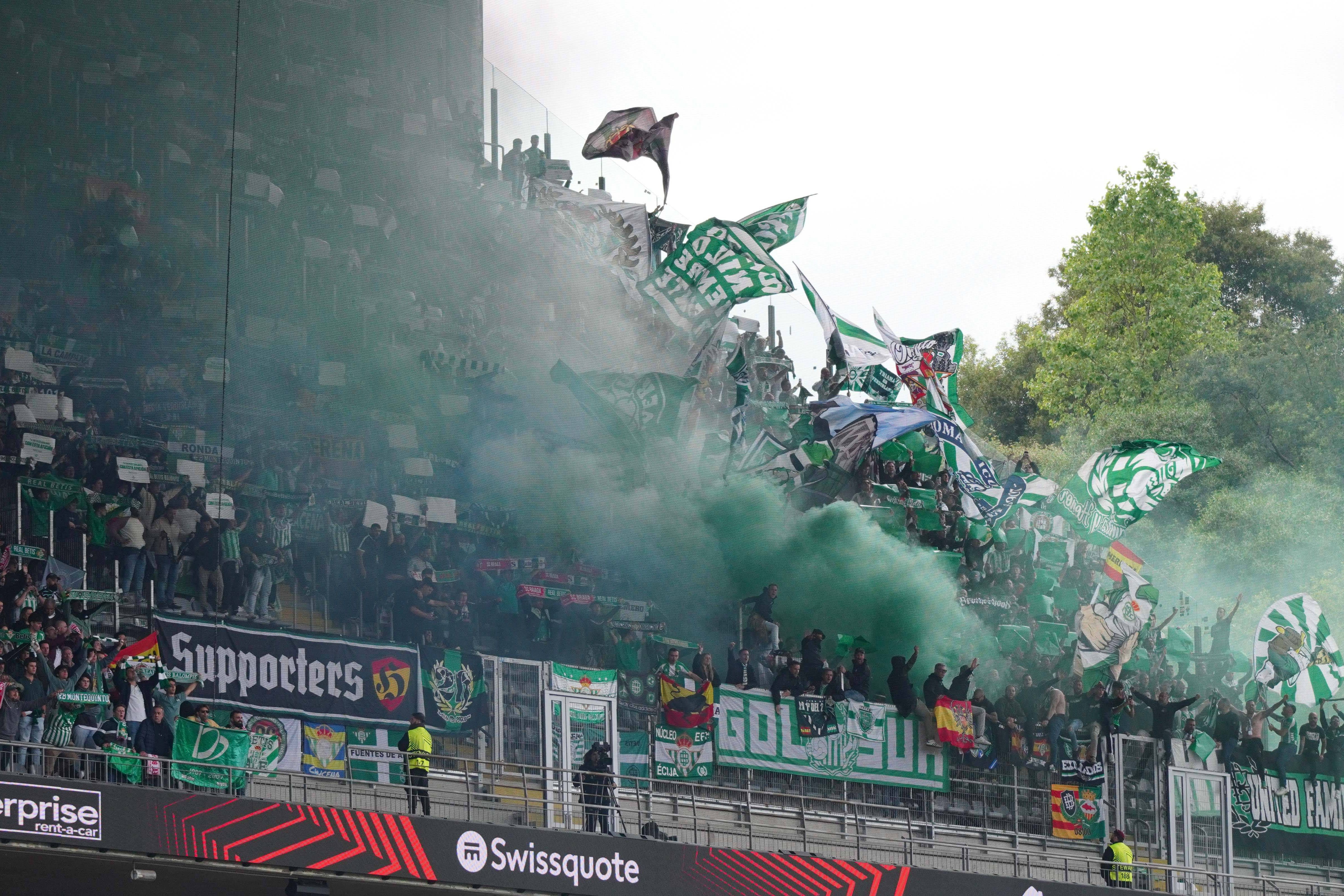 Aficionados do conjunto sevilhano marcaram presença em bom número na Pedreira