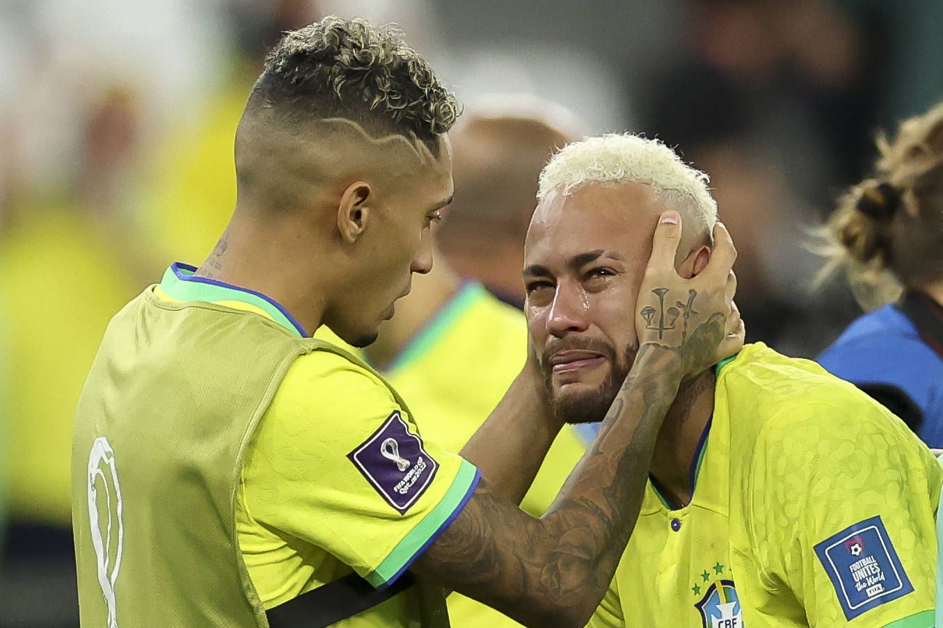 Raphinha a consolar Neymar após a eliminação do Brasil no Mundial 2022
