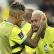 Raphinha a consolar Neymar após a eliminação do Brasil no Mundial 2022