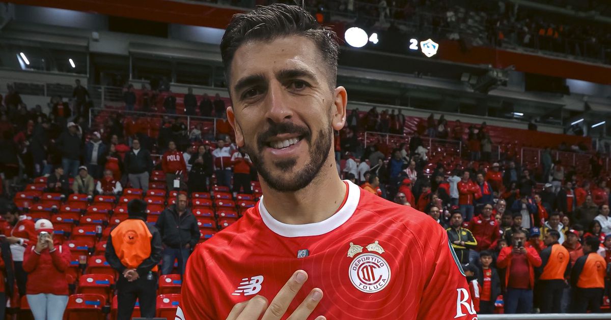 Paulinho faz 'hat trick' na Champions