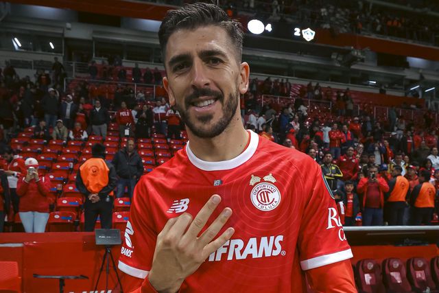 Paulinho faz 'hat trick' na Champions