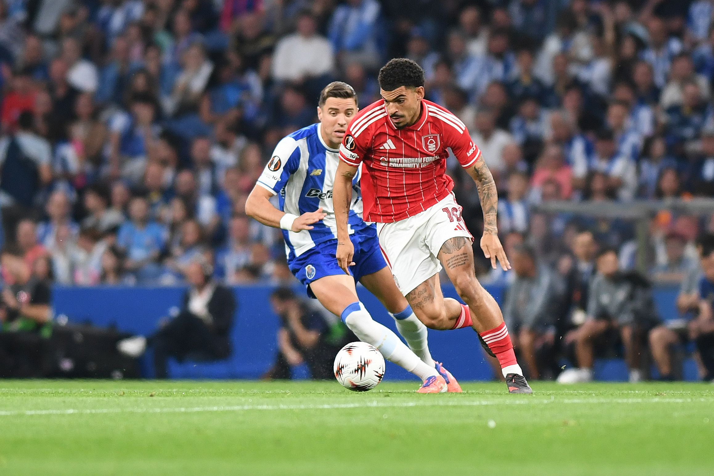 Gibbs-White tenta fugir a Bednarek. Foto: Rogério Ferreira/Kapta+ (FC Porto-Nottingham Forest)
