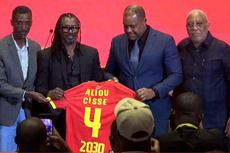 Aliou Cissé (2.º à esquerda), apresentado como novo selecionador de Angola