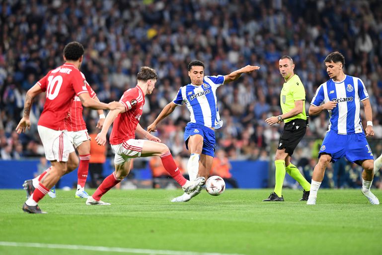 Alberto em duelo pela posse. Foto: Rogério Ferreira/Kapta+ (FC Porto-Nottingham Forest)