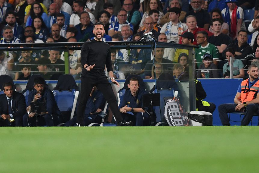 Farioli interventivo durante a partida. Foto: Rogério Ferreira/Kapta+ (FC Porto-Nottingham Forest)