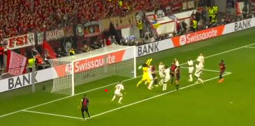 Vídeo: 'frango' de Svillar coloca Leverkusen com pé e meio na final