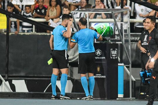 Botafogo vence na Libertadores, VAR esteve 10 minutos a analisar um lance