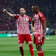 Olympiakos volta a derrotar o Aston Villa e estreia-se numa final europeia