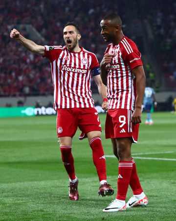 Olympiakos volta a derrotar o Aston Villa e estreia-se numa final europeia