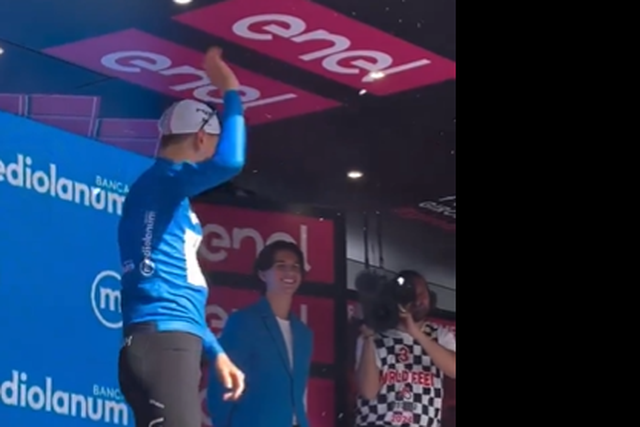 Pogacar é um fenómeno do ciclismo, mas a atirar flores… que miséria! (vídeo)