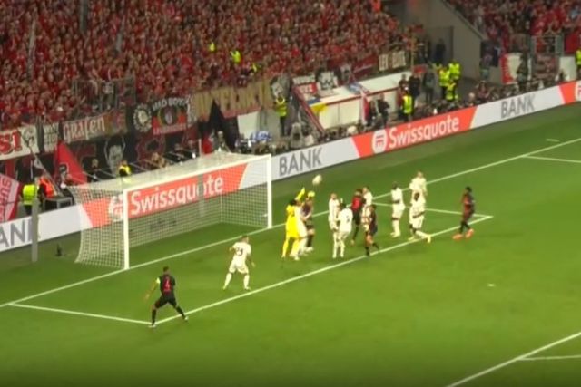 Vídeo: 'frango' de Svilar coloca Leverkusen com pé e meio na final