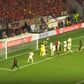 Vídeo: 'frango' de Svilar coloca Leverkusen com pé e meio na final
