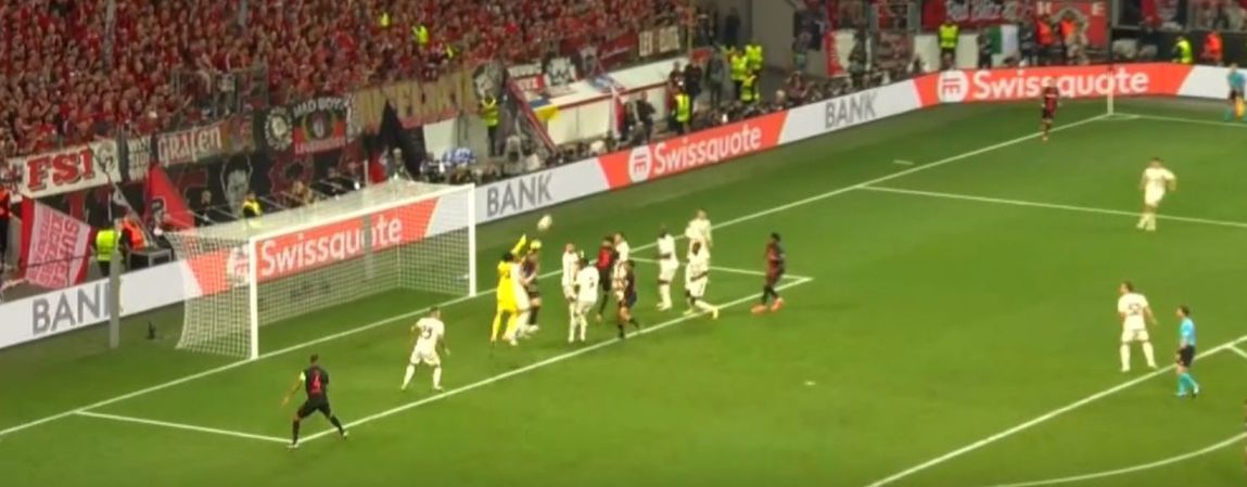 Vídeo: 'frango' de Svilar coloca Leverkusen com pé e meio na final