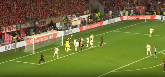 Vídeo: 'frango' de Svilar coloca Leverkusen com pé e meio na final