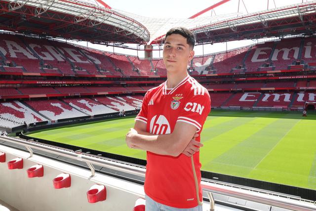 José Neto assina contrato profissional com o Benfica
