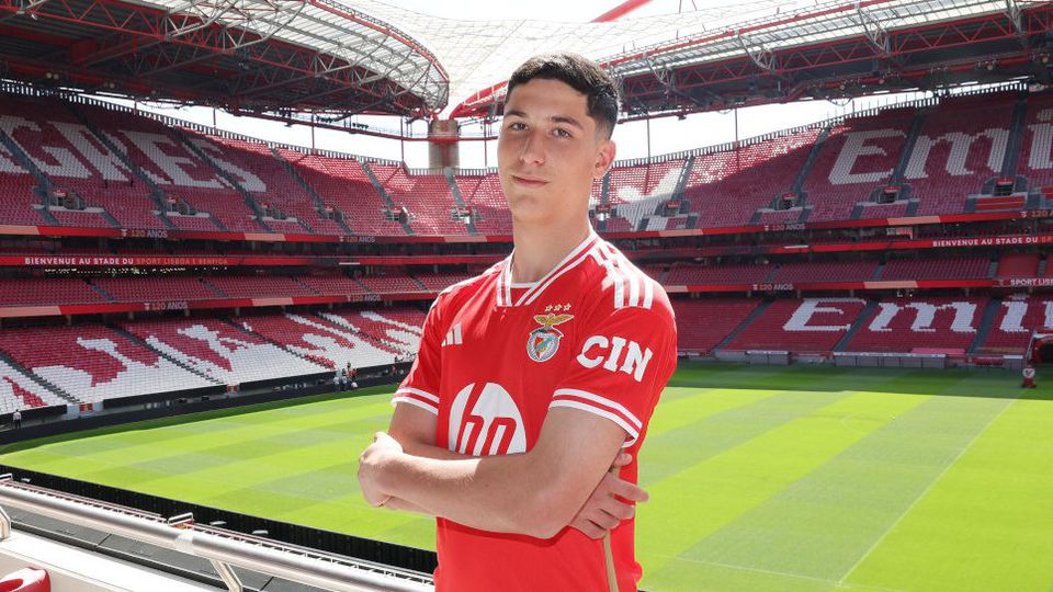 José Neto assina contrato profissional com o Benfica