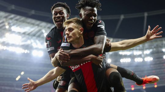 Bayer Leverkusen vence Augsburg e completa época invicta (veja o resumo)