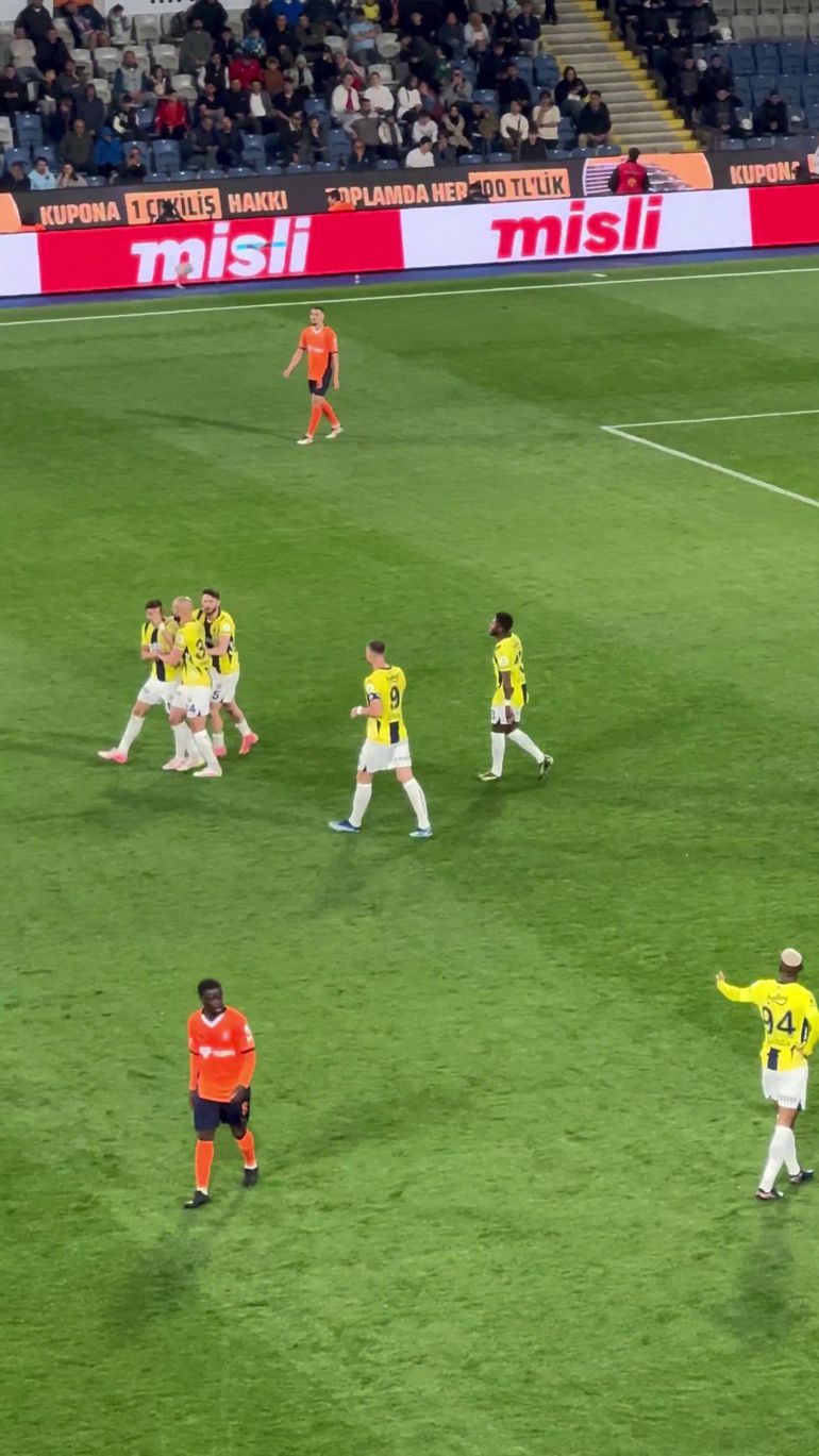 Ex-Benfica e companheiro no Fenerbahçe pegaram-se no relvado