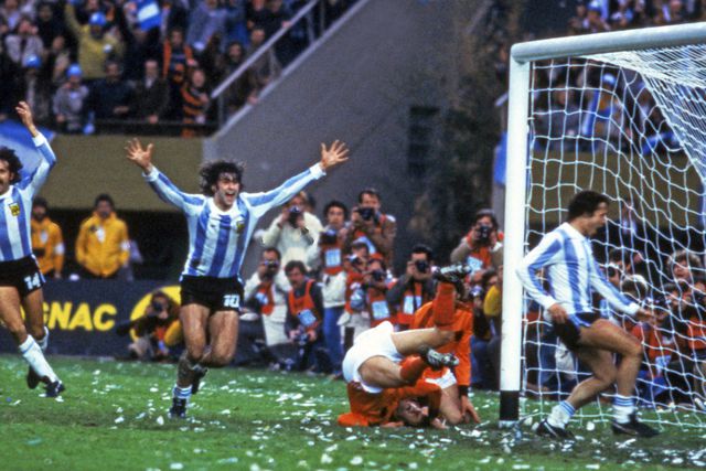 A base dos postes das balizas pintadas a negro na final do Mundial de 1978 (IMAGO)