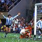 A base dos postes das balizas pintadas a negro na final do Mundial de 1978 (IMAGO)