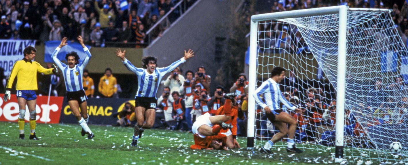 A base dos postes das balizas pintadas a negro na final do Mundial de 1978