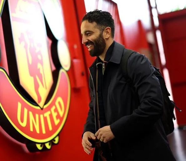 Amorim na chegada a Old Trafford, antes do jogo com o Athletic Bilbao, sem penso na mão esquerda. Foto UEFA