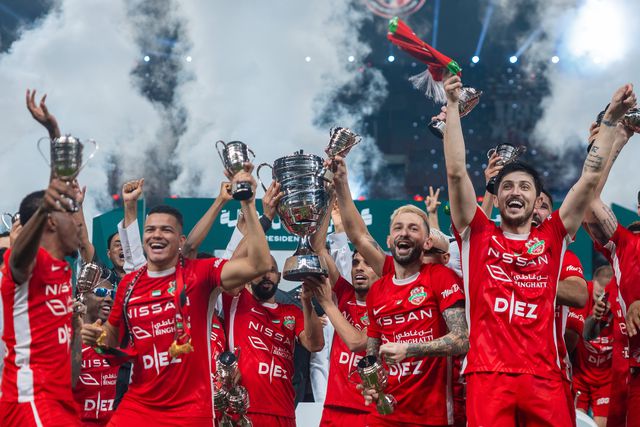 Jogadores do Shabab Al Ahli a celebrarem mais um título