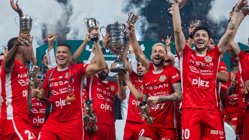 Jogadores do Shabab Al Ahli a celebrarem mais um título