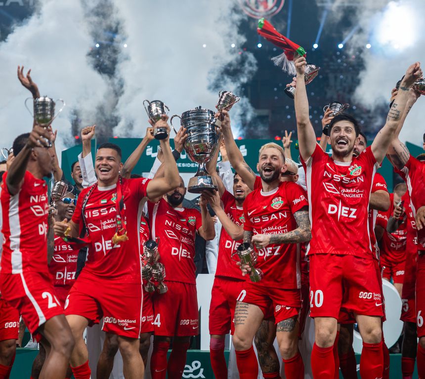 Jogadores do Shabab Al Ahli a celebrarem mais um título