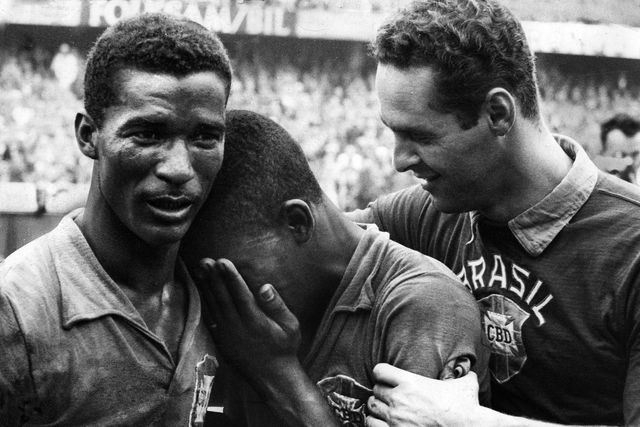 Didi com Pelé, chorando de alegria no Mundial 1958, na Suécia (Foto: IMAGO)