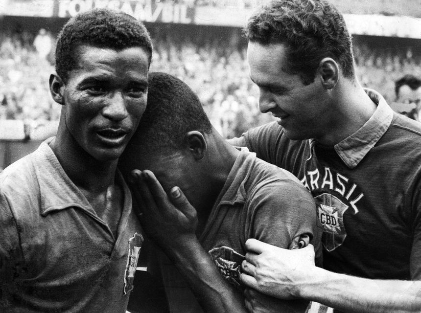 Didi com Pelé, chorando de alegria no Mundial 1958, na Suécia (Foto: IMAGO)