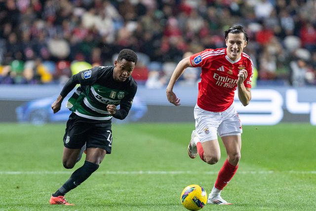 Geny Catamo tenta fugir a Carreras no dérbi da final da Taça da Liga, realizado em Leiria e que sorriu aos encarnados  no desempate por penáltis (1-1; 7-6)