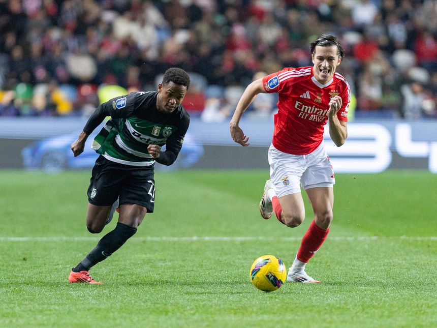 Geny Catamo tenta fugir a Carreras no dérbi da final da Taça da Liga, realizado em Leiria e que sorriu aos encarnados  no desempate por penáltis (1-1; 7-6)