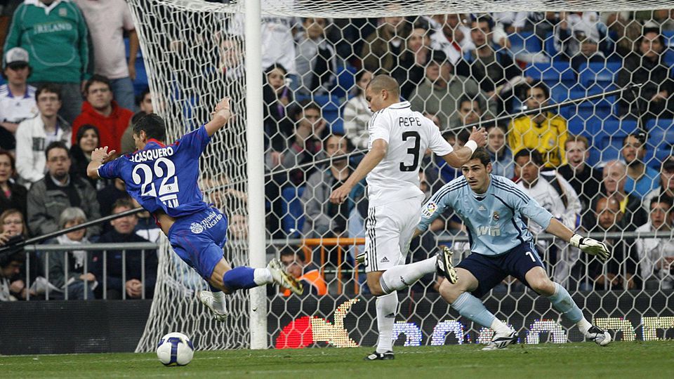 Segundos antes de Pepe explodir e começar a pontapear Casquero