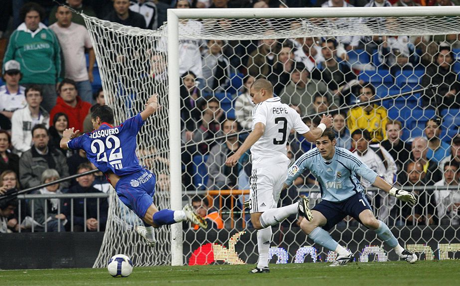 Segundos antes de Pepe explodir e começar a pontapear Casquero