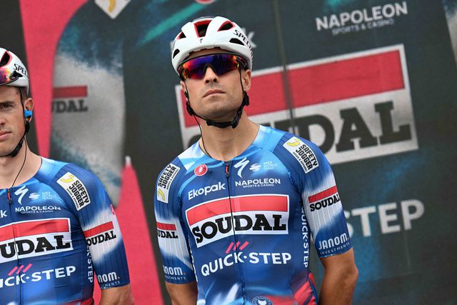 Mikel Landa a caminho do hospital após queda aparatosa (vídeo)