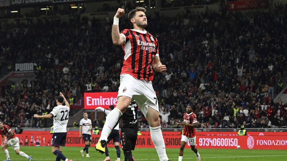 Santiago Giménez entrou e marcou dois golos na vitória do Milan