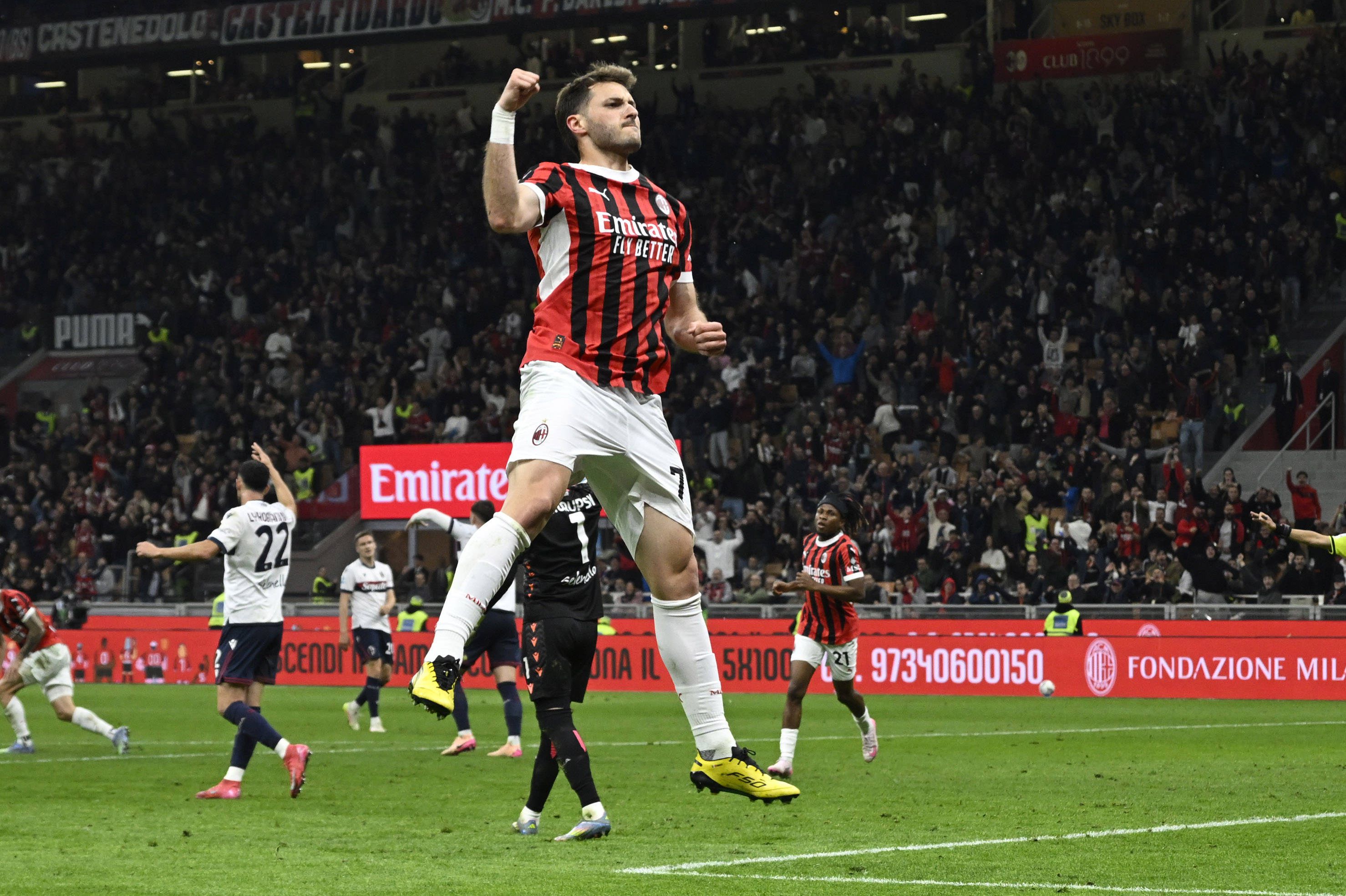 Santiago Giménez entrou e marcou dois golos na vitória do Milan