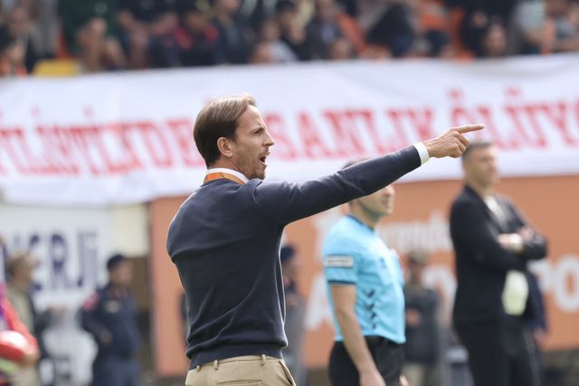 Ex-colega no Sporting dá vitória a João Pereira, Mourinho goleia