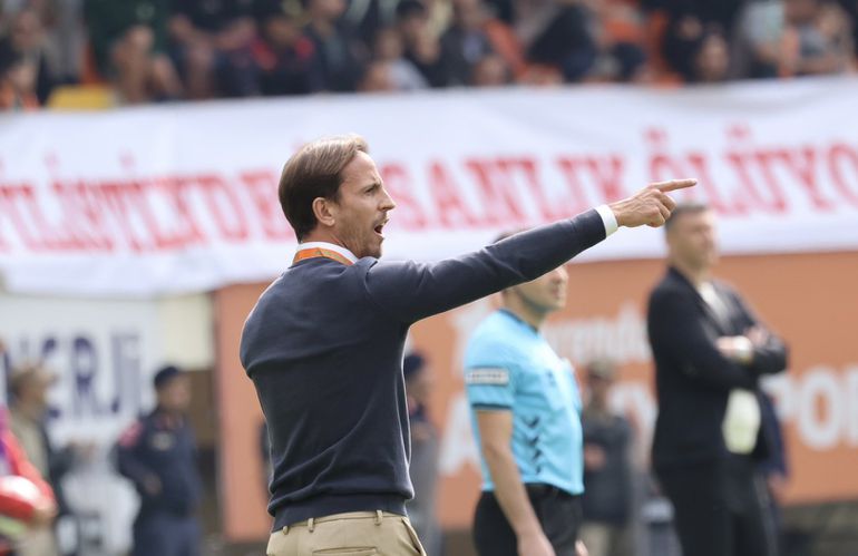Ex-colega no Sporting dá vitória a João Pereira, Mourinho goleia