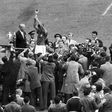 O brasileiro Bellini foi o primeiro capitão a fazer este gesto, em 1958 (Foto: IMAGO)
